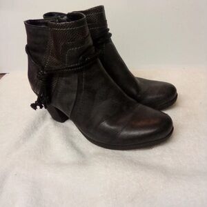 Elegant Black Ankle Boots with Braided Detail